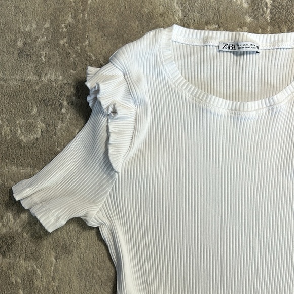 ZARA WHITE RIBBED TOP WITH RUFFLED SHOULDERS - Picture 2 of 3